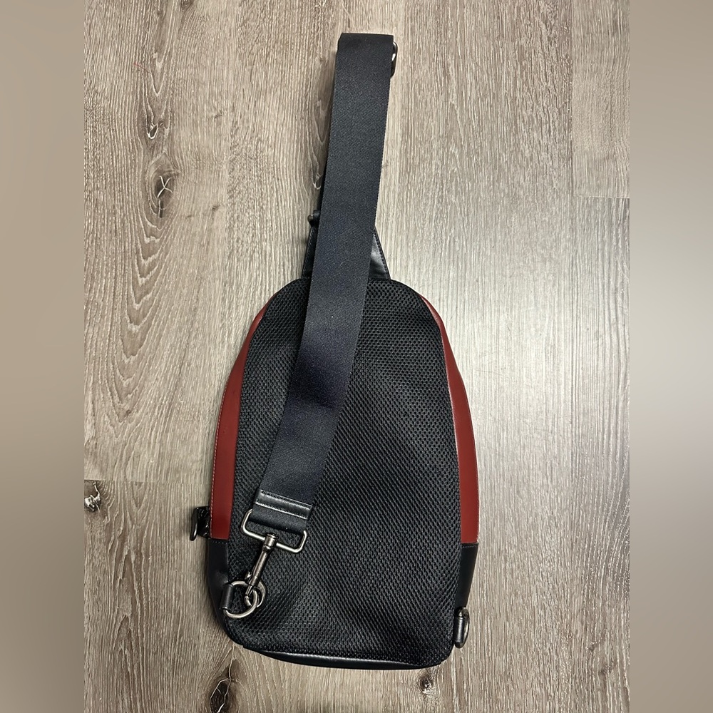Men’s Coach Sling Bag EUC - Picture 4 of 4